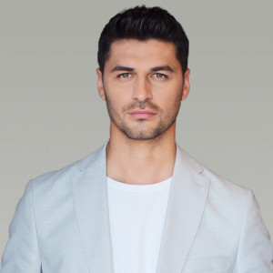 Актёр Эмре Динлер